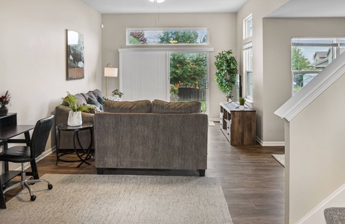 Fox Valley House | NEW Spacious and Comfy Duplex - 55" & 50" Smart TVs, Workspace, Cul-de-sac