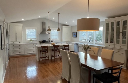 Portsmouth House | New, Spacious & Comfortable Home-Minutes to Newport & beaches. Walk to water.