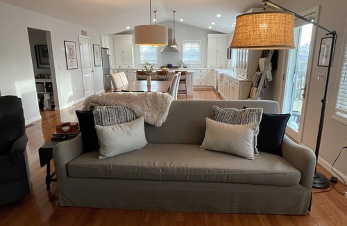 Portsmouth House | New, Spacious & Comfortable Home-Minutes to Newport & beaches. Walk to water.