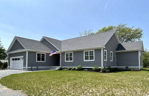 Portsmouth House | New, Spacious & Comfortable Home-Minutes to Newport & beaches. Walk to water.