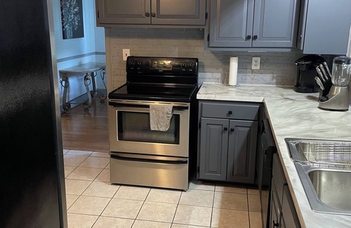 Windsor House | NEW: Spacious & Convenient Hideaway!Centrally located & 10 min from airport!