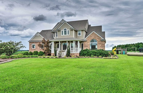Columbia House | NEW! Spacious Family Getaway w/ Deck & Game Room!