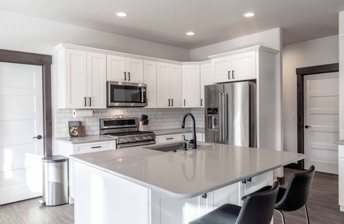 Moscow House | New Spacious Home with 3 Car Garage, Private Backyard, close to Downtown