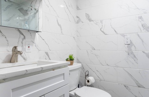 Queens Apartment | New & Spacious ~ Mins to Manhattan, King Beds