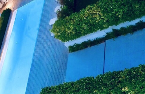 Elliniko House | New, spacious modern apartment of 140 m2, large common use swimming pool .
