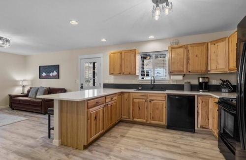 Bend House | NEW! Spacious Tumalo Ranch Retreat on 3+ acres, pet friendly with hot tub