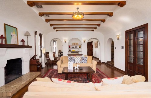 Woodlawn Lake Villa | New! Spanish Gem-HotTub-Pool-Mins to River Walk