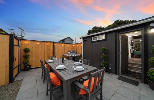 Rockaway Beach House | NEW Steps to Beach, Hot Tub, Firepit, PS5, Dog Friendly, Walk to Eat+Shop, Slp 6