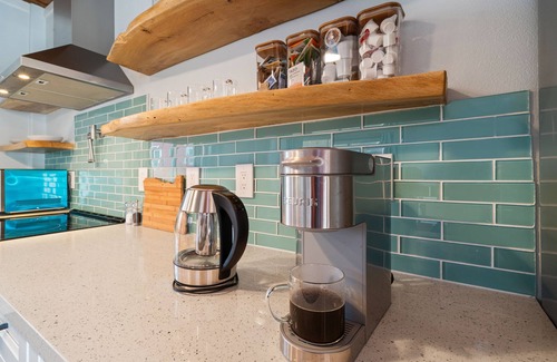 Rockaway Beach House | NEW Steps to Beach, Prime City Center, Firepit, Hot Tub, PS5, Pet Friendly