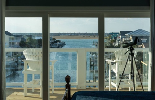 Topsail Beach House | NEW! Steps to beach, Ultra Premium, Free Early Check-in, Kayaks, Hot Tub,