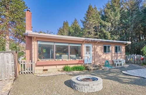 Long Beach House | NEW! Steps To Beach, Dog Ok, Firepit, Near town (Garden)