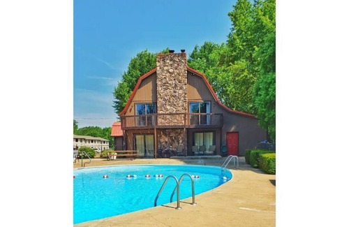 Farmington Apartment | NEW! Stonebridge Barn Loft - Pets OK!