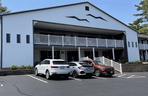 Cape Neddick Apartment | New! Studio A. Full kitchen. Walk to beach/town! Indoor/outdoor Pool; Sleeps 2