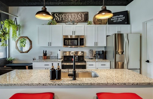 Nashville Apartment | NEW Studio with 2 Beds 7 mins to Broadway