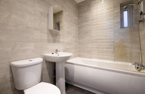 Bolton House | New Stunning Bolton Abode-Pool table-Parking