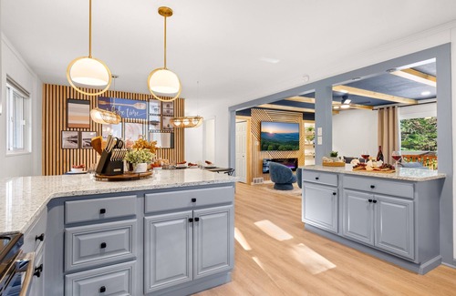 Skyland House | *New* | Stunning 5BR w/Hot Tub, Sauna, Firepit & Theater | 20 Mins to Asheville
