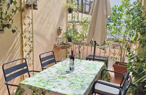 Santo Spirito Apartment | NEW Stunning Apt Central Florence near Ponte Vecchio. Historic River Arno Palace
