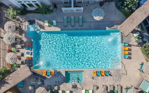 Reno/Tahoe Airport Apartment | New Stylish 1BR Apt with Heated Pool Gym & Yoga Studio