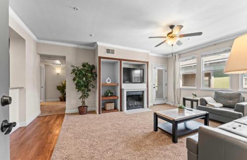 Reno/Tahoe Airport Apartment | New Stylish 1BR Apt with Heated Pool Gym & Yoga Studio