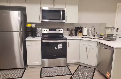 Southeast Calgary House | New Stylish 2BR/3BD/2BT/Remote Work Setup/Indoor Games & Lake Access