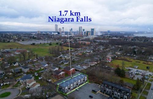 Niagara Falls Apartment | NEW Stylish 2BR Suite With Sofa Bed, 7 Mins to Niagara Falls and Sleeps 6