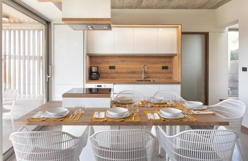 Monopari Villa | New Stylish Sea View Villa Complex Domus Elia with Private Pool, 4km from nearest beach