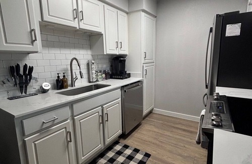 South Lamar Apartment | NEW Stylish SoLa Oasis - Pool View, Gym+ Office