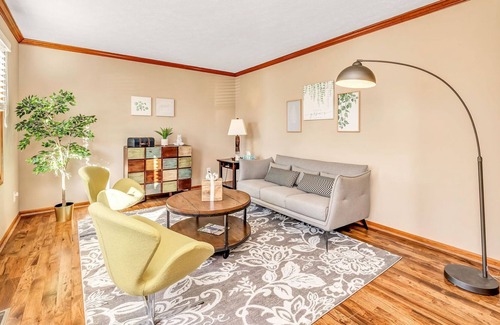 West Chester House | New★ Stylish & Spacious ~ 5★ Location, ♛Royal Beds, | Sleeps 10