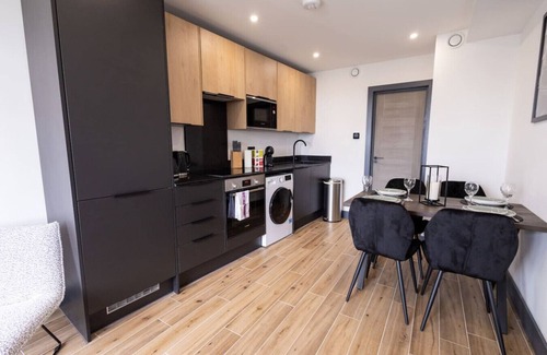 Borehamwood Apartment | New Stylish Top-Floor Flat with Private Balcony and Parking -