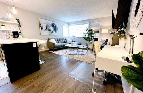 South London Apartment | NEW Stylish Wortley 1BR Suite