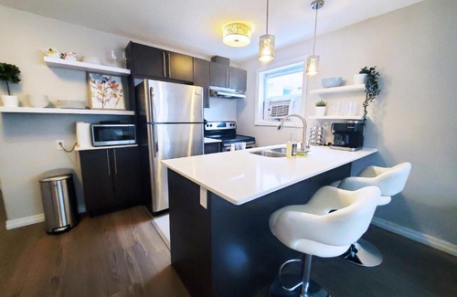 South London Apartment | *NEW: Stylish Wortley 1BR Suite
