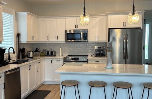 Port Stanley House | NEW! Sunnyside Beach Cottage in Kokomo! Kayaks, SUP Boards, Bikes and wagons.