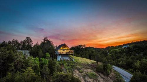 Sevierville House | NEW Tennessee Whiskey Cabin- Lake and Mtn Views- Covered Deck- Game Room- Pool Table- BBQ- Pets