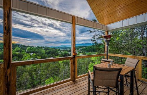 Sevierville House | NEW Tennessee Whiskey Cabin- Lake and Mtn Views- Covered Deck- Game Room- Pool Table- BBQ- Pets