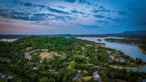 Sevierville House | NEW Tennessee Whiskey Cabin- Lake and Mtn Views- Covered Deck- Game Room- Pool Table- BBQ- Pets