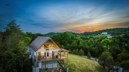 Sevierville House | NEW Tennessee Whiskey Cabin- Lake and Mtn Views- Covered Deck- Game Room- Pool Table- BBQ- Pets