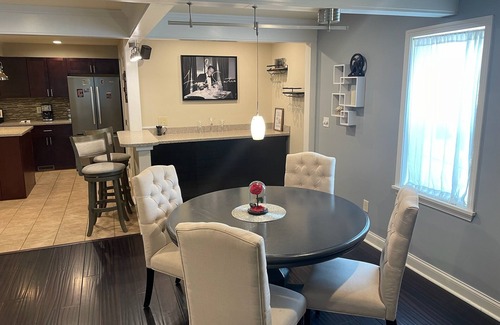 Tremont House | NEW~ "The Wolf of Tremont"-Golf Simulator,85 in tv, Pool Table+Shuffleboard!