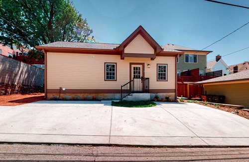 Historic Edgefield Cottage | New, tiny home with full kitchen, washer/dryer - walking distance to attractions