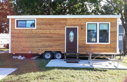 Iona Ski Chalet | New Tiny House - INTRODUCTORY PRICE minutes from Sanibel and Fort Myers Beach!