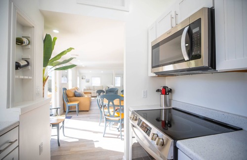 Newport East House | New to market BEACH HOUSE! Walk to beach, cliff walk, restaurants and more!