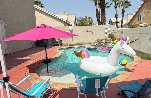 Summerlin House | NEW to Vrbo! 1bedroom includes a Sofa Bed, a queen size bed, and SWIMMING POOL