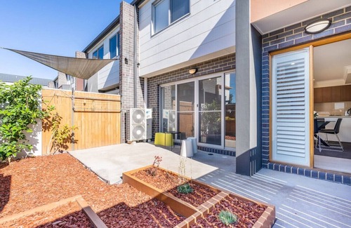 Franklin Apartment | New to VRBO: Cheerful 4BR Townhouse w/Free Parking & WIFI
