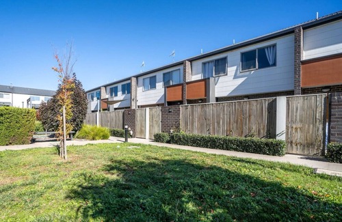 Franklin Apartment | New to VRBO: Cheerful 4BR Townhouse w/Free Parking & WIFI