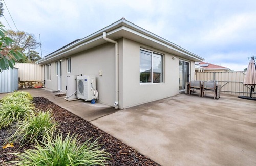 Chifley Apartment | New to VRBO: Comfy and Modern House w/Outdoor Dining & WiFi