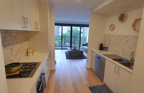 Phillip House | New to VRBO: Family Friendly 2BR Townhouse 5mins to Hospital