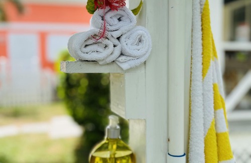 Spanish Wells House | 🩵NEW TO VRBO💛Luxury Cottage💜Double kayak, beach snorkel gear! Outdoor shower! 🏝️🇧🇸