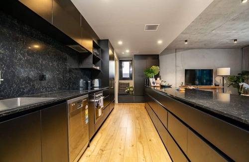 Kingston Apartment | New to VRBO: Onyx Apt · Onsite EV Charger · 5mins to Foreshore