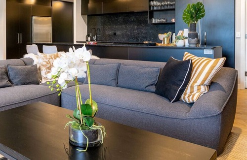 Kingston Apartment | New to VRBO: Onyx Apt · Onsite EV Charger · 5mins to Foreshore