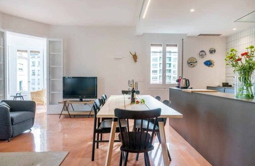 Eixample Apartment | New top floor apt with a lot of light & air-con