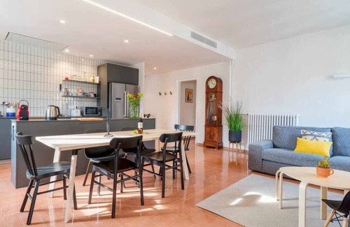 Eixample Apartment | New top floor apt with a lot of light & air-con